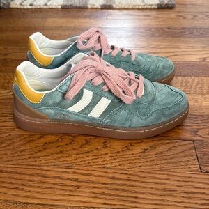 Coolway Green Suede Sneakers with Pink Laces